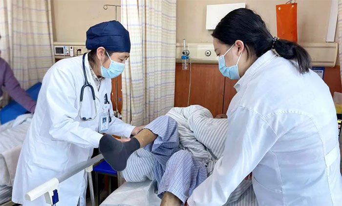 ��Ѯ�ϲ�ͻȻ�p��(c��)֫�w���� ֻ���X������(f��)�l(f��)������